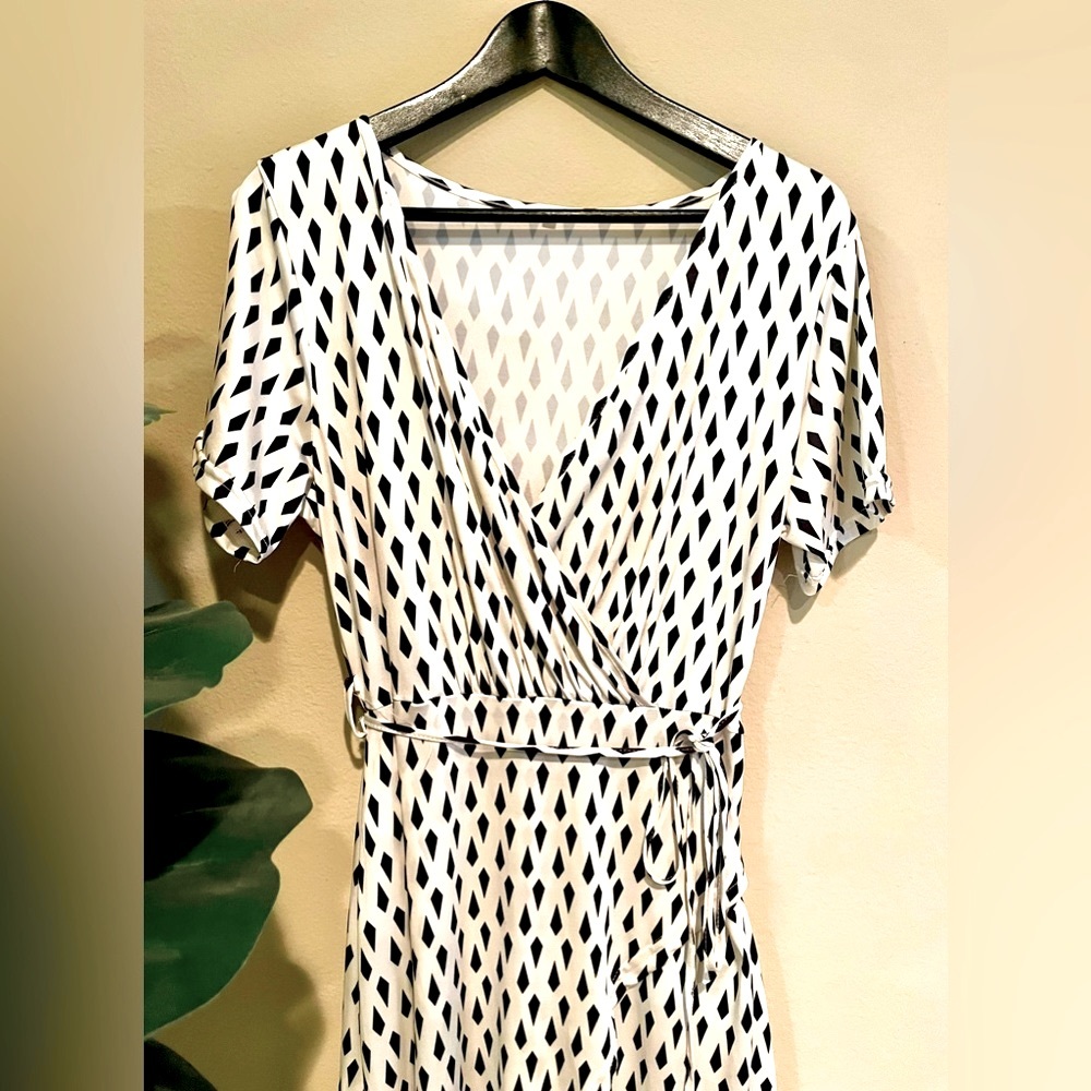 Wrap dress with waist tie